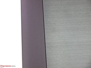 ... un contour caoutchouté et un intérieur en métal brossé.