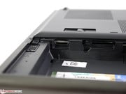 La fente pour carte SIM se trouve toujours derrière le compartiment de la batterie.