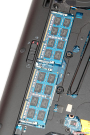 Deux modules de mémoire vive RAM d'une capacité de 4 Go chacune occupent les emplacements...