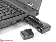 Le côté droit est bien mieux organisé, les clés/adaptateurs USB les plus épais ne poseront pas de problème.