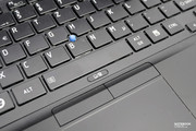 Le pointeur AccuPoint est au centre du clavier.