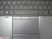 Le pavé tactile, le trackpoint et les six boutons dédiés.