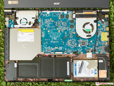 L'accès aux ventilateurs, batterie, disque dur interne et module WiFi WLAN et ses antennes.