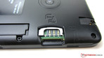 Les slots micro-SIM et microSD sont situés sous la coque.