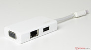 VGA, Fast-Ethernet et USB 2.0 via un adaptateur.