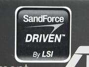 Le modèle utilise une SSD "SandForce" ADATA, le XM11.