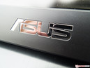 Le logo Asus sous l'écran,...