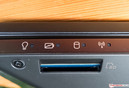 Le lecteur de cartes SD est placé juste à droite des LED indicatrices.