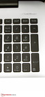 Le clavier comprend un pavé numérique.