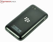 L'autocollant avec les informations système donnent un air bas de gamme au BlackBerry Q5.