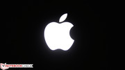 Le logo à la pomme Apple qui se trouve au dos de l'écran est illuminé comme à son habitude.