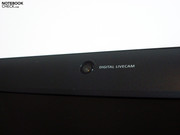 Une webcam 1.3 MP et un microphone sont inclus dans le cadre de l'écran