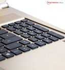 Le clavier comprend un pavé numérique.