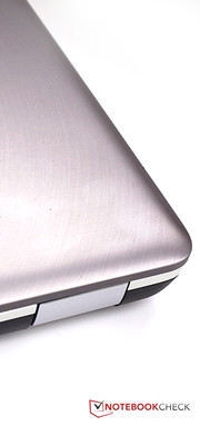 Le capot, élégant, est en aluminium.