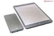 Le iPhone 5 avec un écran 4 pouces à coté du iPad Mini.