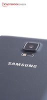 Les appareils photos proposent des tirages satisfaisants, celui qui se trouve au dos comprend un flash à LED, un stabilisateur optique et un auto focus.