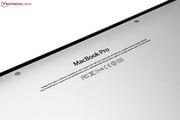 Peu d'inscriptions en dessous du MacBook Pro 13 Retina