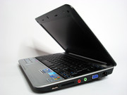 The MSI Wind U115 can't deny its relationship to the well-known Medion Akoya netbooks.