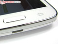 Le smartphone de Samsung bénéficie d'une bonne qualité de fabrication, et est encerclé par un biseau de métal chic.
