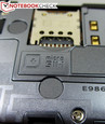 Un slot micro-SIM se situe à sa droite.