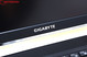 Le chrome orne certaines parties de l'ordinateur.