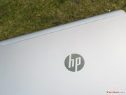 Le très visible logo HP est dans un ton feutré.