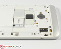 A côté de la fente micro SIM...