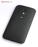 Motorola veut faire son trou dans la catégorie du moyen-gamme, avec un revêtement en caoutchouc et incurvé à l'arrière, et des fonctionnalités innovantes.