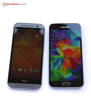 Comparaison directe : le HTC One M8 remporte la bataille du design, le Galaxy S5, celle de l'écran.