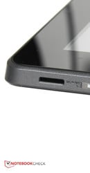 Le lecteur de cartes mémoires micro SD se trouvant sous la tablette, le fait de connecter le socle à la tablette vous forcera à retourner la machine afin d'y accéder.