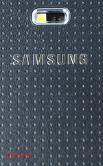 Un design similaire à celui du Galaxy S5. L'arrière est légèrement texturé.