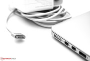 Au bout du cordon d'alimentation on trouve le nouvel adaptateur MagSafe 2.