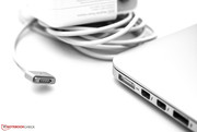 Au bout du cordon d'alimentation on trouve le nouvel adaptateur MagSafe 2.