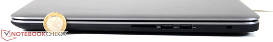 Côté droit : lecteur de cartes mémoire SD, un port USB 3.0, un port USB 2.0 alimenté et port sécurité Noble.