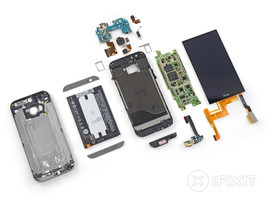 Une fois de plus, démonter le HTC One M8 n'est pas une partie de plaisir (photo d'iFixit).