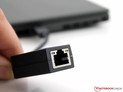 Les accessoires : un dongle Ethernet pour remplacer le port Ethernet manquant.