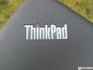 Le logo ThinkPad, très distinctif, affiché derrière l'écran et sur la base...