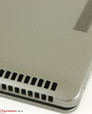 De larges grilles de ventilation sur les tranches et les coins : peu communes pour une tablette.