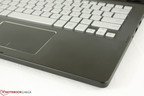 Le touchpad est cerclé de chrome, comme celui du Samsung ATIV 9