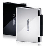 Vous aurez le choix entre deux coloris: Cosmos Black et Brighter Silver, Toshiba offre aussi deux versions de configurations pour le NB-100.