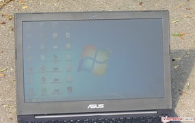 Le Asus PU500CA utilisé dehors.