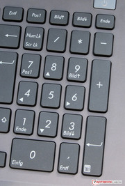 Le clavier possède un pavé numérique.