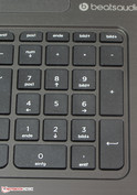 Un pavé numérique dédié côtoie le clavier.