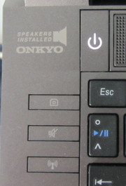 Le bouton Power est au dessus du clavier. Avec 3 boutons en plus pour allumer/éteindre la webcam, l'audio le module WiFi.