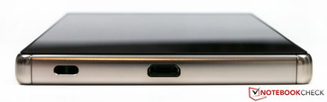 Arrête inférieure : grille son, port micro-USB