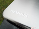Toshiba a fait appel à de l'aluminium brossé.