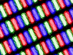 La structure subpixel et le revêtement mat de l'écran, au microscope.