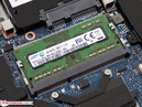 Une barrette de RAM de 4 Go est associée aux 4 Go soudés à la carte mère.