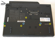 Il est difficile de faire la maintenance du T400. Seul le disque dur (en vert) peut-être changé facilement. il y à 5 vis à enlever (en jaune) et il faut enlever le clavier et le touchpad pour pouvoir accéder aux composants. En bleu le récupérateur
