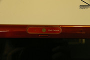 Une webcam de 1,3 mégapixel est centrée au-dessus de l'écran. Un microphone intégré est situé à quelques centimètres à côté.